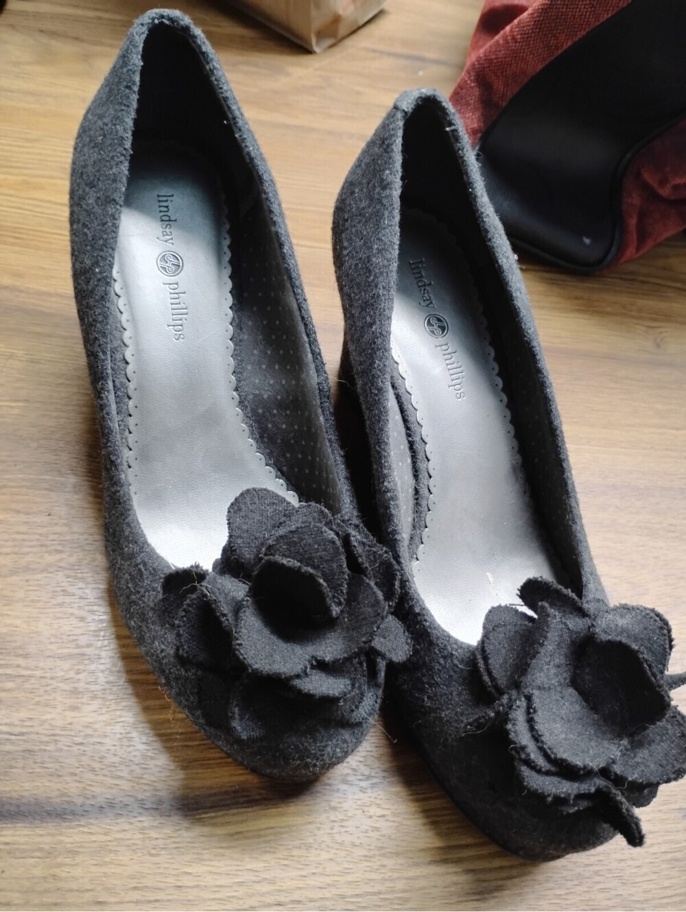 Lindsay Phillips Black Flower On Toe Black Wool Wedge Heel Pumps Round Toe 7 M